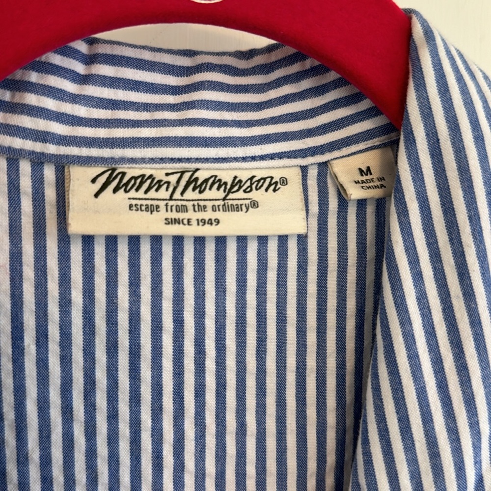 Vintage seersucker button down, SZ m. Elastic waist, pockets. 28" from waist - Picture 3 of 6